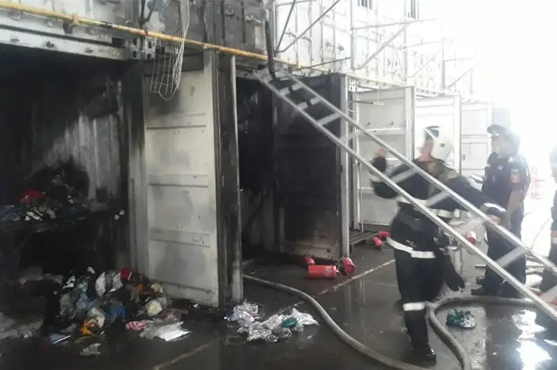 Контейнеры горели на барахолке в Алматы