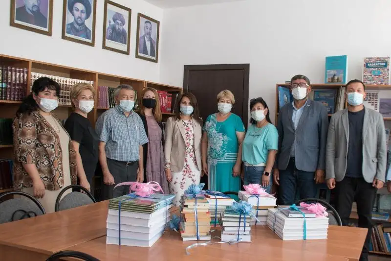 Более 100 книг и журналов передали в библиотеку Дома культуры в Акмолинской области