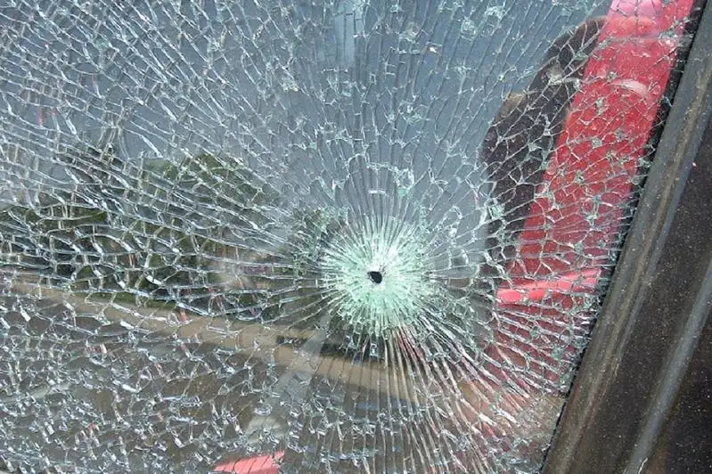 Окна двух машин и квартиры разбил неизвестный в Петропавловске