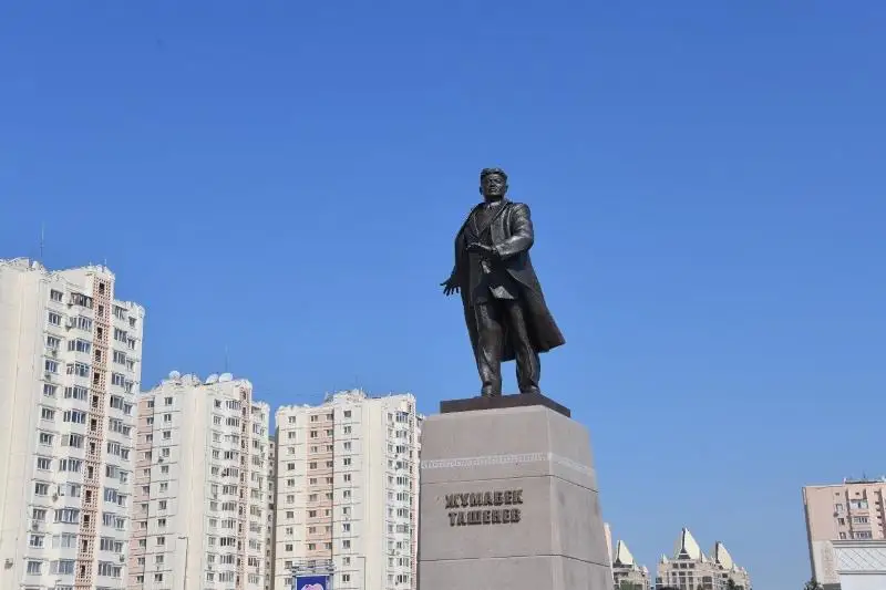 Памятник Жумабеку Ташеневу открыли в Нур-Султане