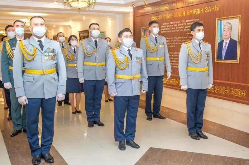 Министр внутренних дел наградил отличившихся безупречной службой полицейских