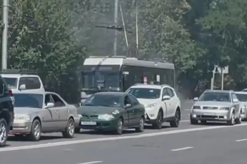 Almatyda trolleıbýs órtenip kete jazdady