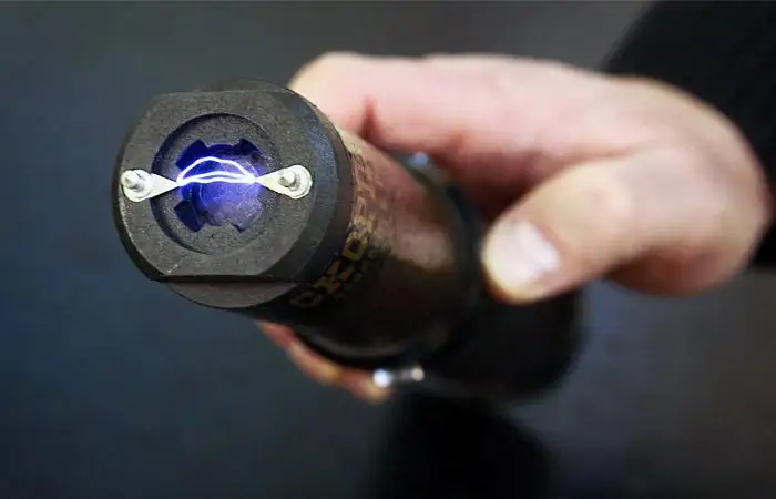 Электрошокер пытался провезти через границу житель Аксу