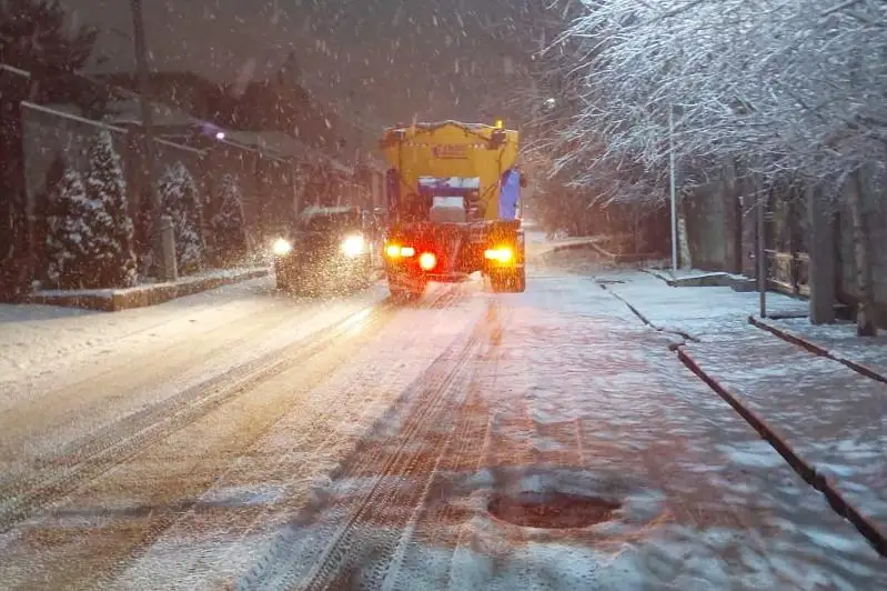 Мокрый снег в Алматы: производится посыпка дорог