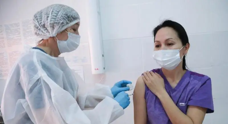 Однозначно ревакцинироваться: столичные медработники рассказали о важности вакцинации