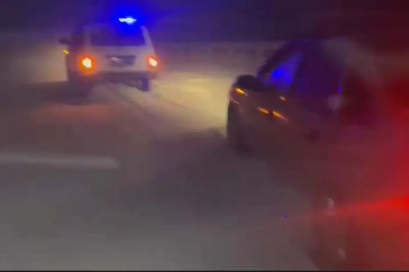 Полицейский помог водителю авто, застрявшего в снегу в Туркестанской области