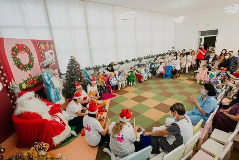 Создать новогоднее настроение детям призвал аким столицы