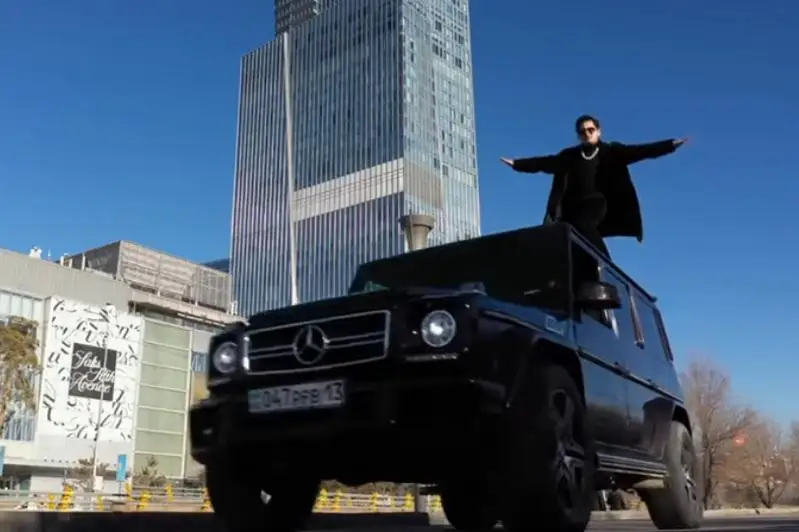 Перевозившего человека на крыше авто водителя наказали в Алматы