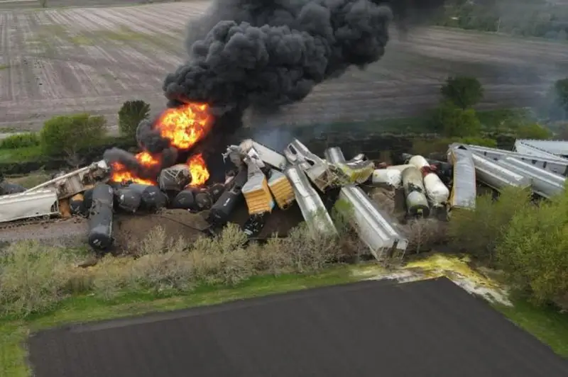 Поезд со взрывоопасными веществами сошел с рельсов в США