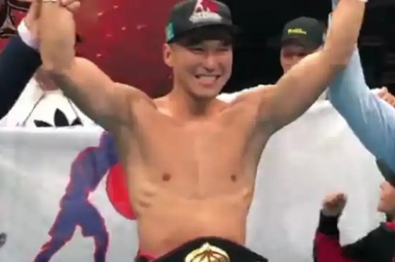 Один казахстанский боксер отобрал у другого титул чемпиона WBA