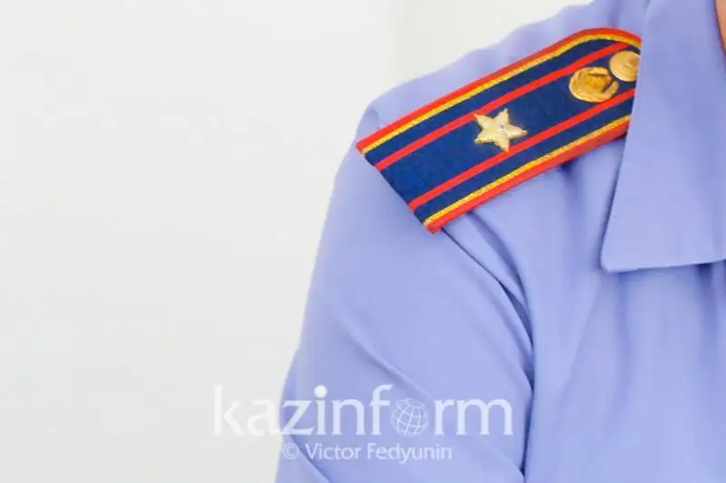 Óskemende polıtseıler densaýlyǵy syr bergen 7 jasar qyzǵa kómekke keldi