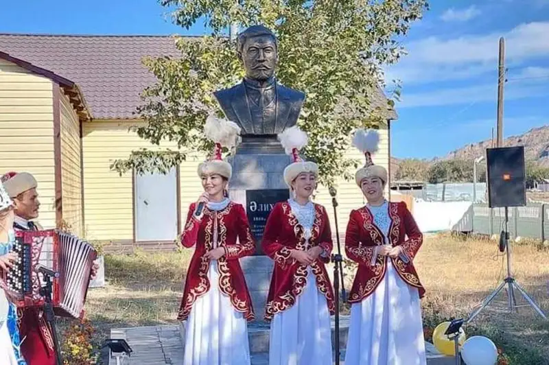 Бюст Алихана Букейханова установили в селе Каратал Карагандинской области
