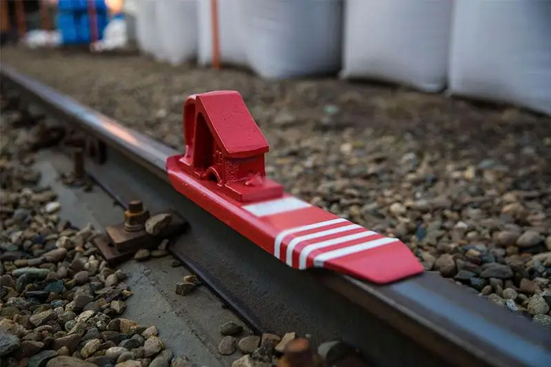 В Павлодарской области работник станции оставил тормозной башмак на путях