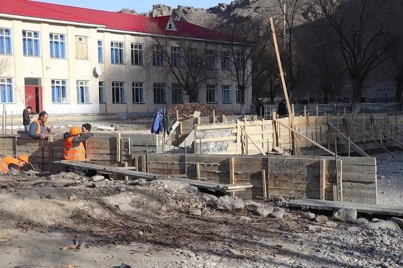 «Aýyl – el besigi» baǵdarlamasy: bir aýylda eki sport zaldyń qurylysy bastaldy