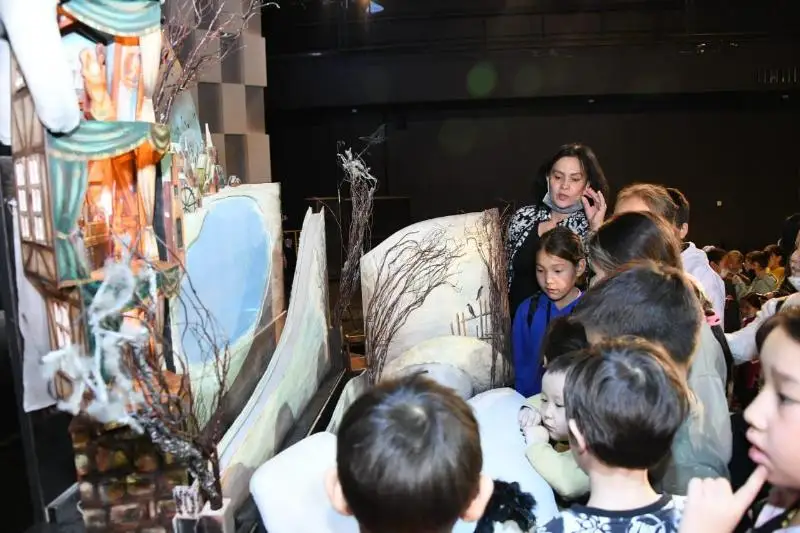 Elordada az qamtylǵan otbasylardyń balalary qýyrshaq teatr qoıylymyn tegin tamashalady