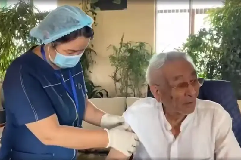 90-летний Торегельды Шарманов получил вакцину от коронавируса