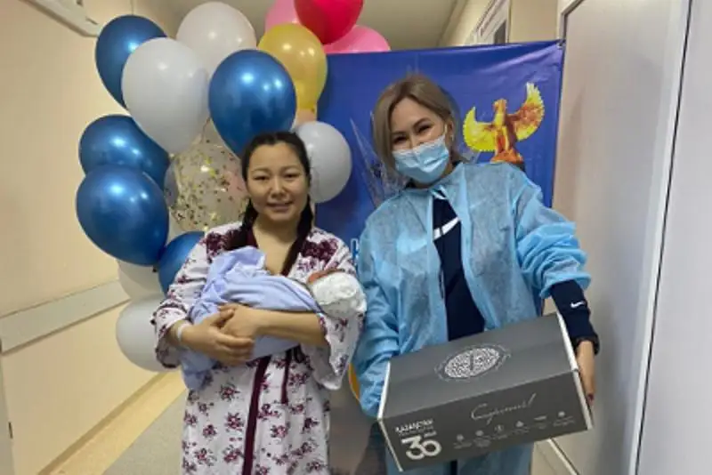 Свыше 150 рожденных в День Независимости малышей получили подарки в Нур-Султане