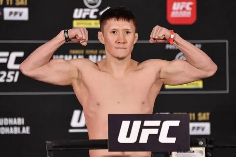Jalǵas Jumaǵulovtyń UFC-degi tórtinshi jekpe-jeginiń translıatsııasyn qaıdan kórýge bolady