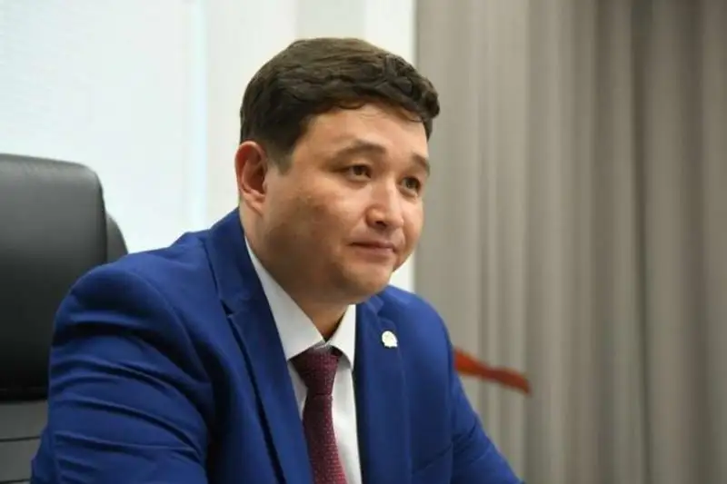 Sáken Qalqamanov jalǵan aqparattarmen kúresýdiń óńirlik tájirıbesimen bólisti