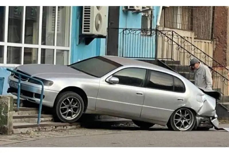 В Павлодаре автомашину от удара откинуло на крыльцо магазина