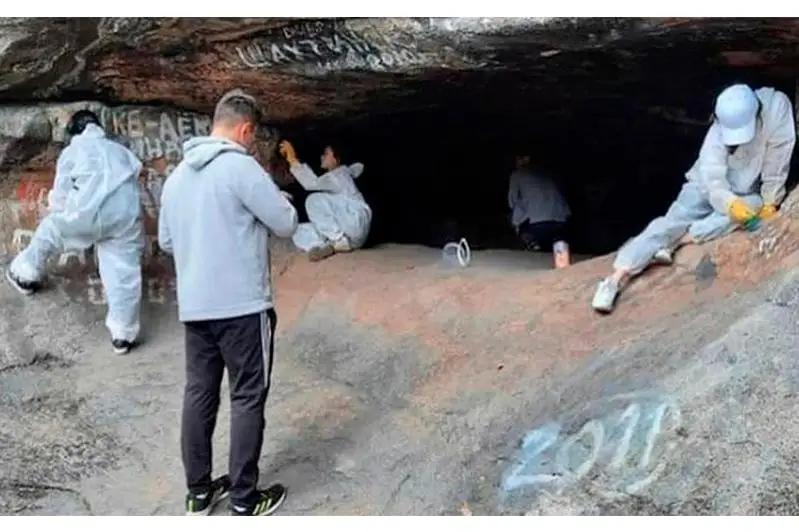 Волонтёры удаляют наскальные надписи в Каркаралинском нацпарке