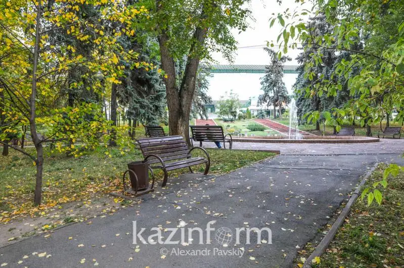 Almaty kúnine oraı óner murajaıynyń janyndaǵy skver men sýburqaq jańartyldy