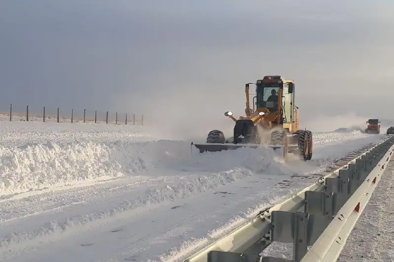 Более 260 дорожников чистят трассы от снега в Алматинской области