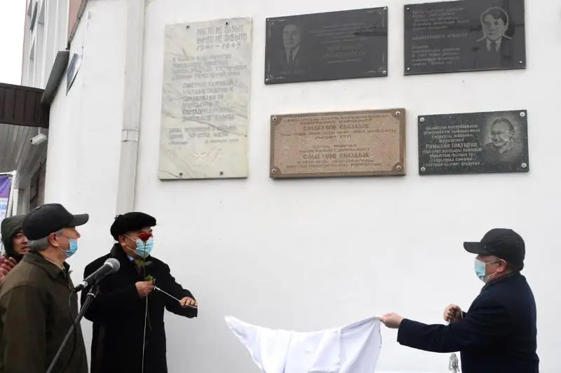 Pavlodarda Saryarqa samaly gazetiniń alǵashqy redaktoryna taǵzym taqta ashyldy