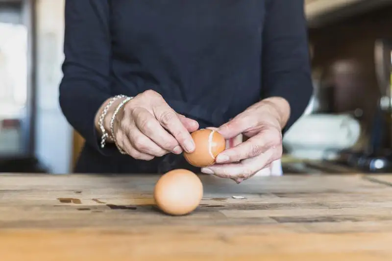 Избавить от болезни с помощью куриных яиц предлагала мошенница в СКО
