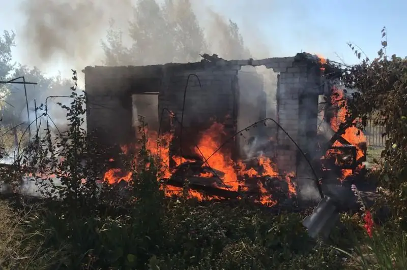 Газовые баллоны вынесли из горящего дома пожарные в Павлодаре