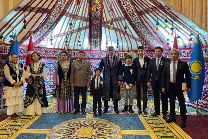 Турецкий дизайнер представила коллекцию казахских национальных нарядов