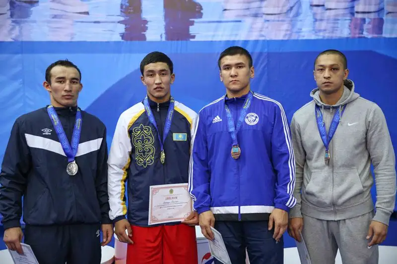 Болгариядағы турнирде қазақтың бір боксшысы финалға шықты