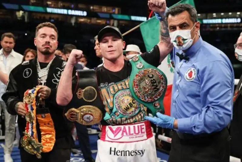 «Канело» досрочно победил Сондерса и объединил три титула чемпиона мира