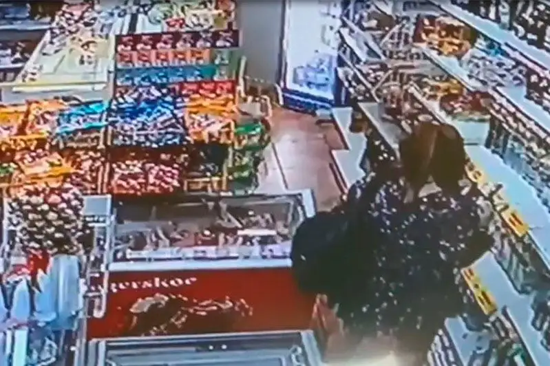 Две подруги сбывали краденое прохожим в столице