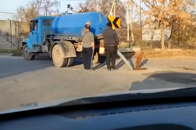 Алматинца наказали за слив нечистот в канализационный люк
