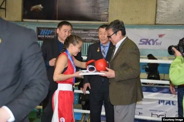 Нұржамила Батырбекқызын марапаттау сәті. Улаанбаатар, Моңғолия жасөспірімдер біріншілігі, 2016 жылдың ақпаны. Сурет боксшының жеке архивінен алынды.