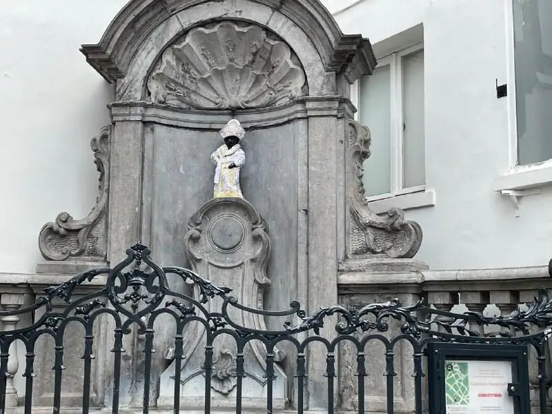 Знаменитую достопримечательность Брюсселя «Маннекен-Пис» одели в казахский шапан