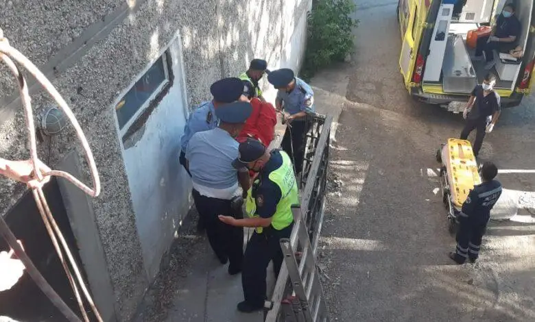 Семейчанка во время мытья окон выпала с четвертого этажа