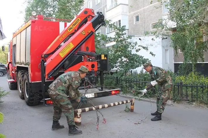 В Павлодаре демонтируют препятствия на пути пожарного транспорта