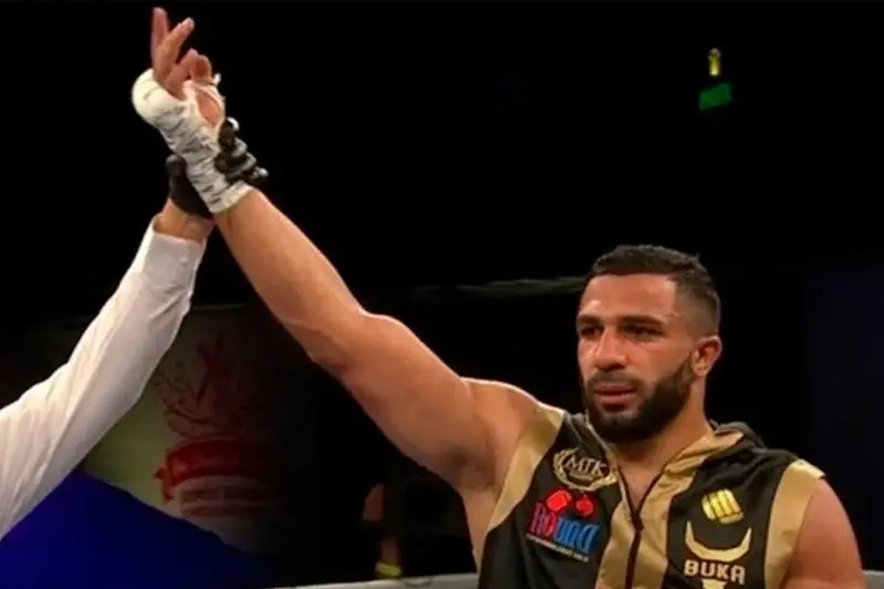 Непобежденный казахстанский тяжеловес провел дуэль взглядов с россиянином