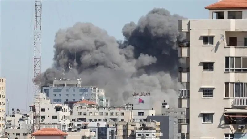 Izraıl áýe kúshteri Gazadaǵy Associated Press pen Al Jazeera keńseleriniń ǵımaratyn joıdy