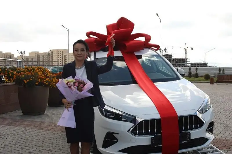 Almaty oblysynyń úzdik muǵalimine kólik syıǵa berildi