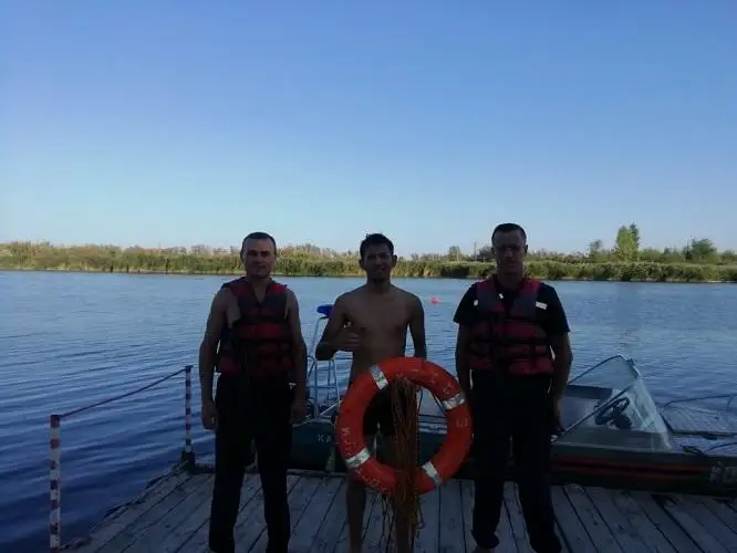 Тонущего парня вытащили из воды костанайские спасатели