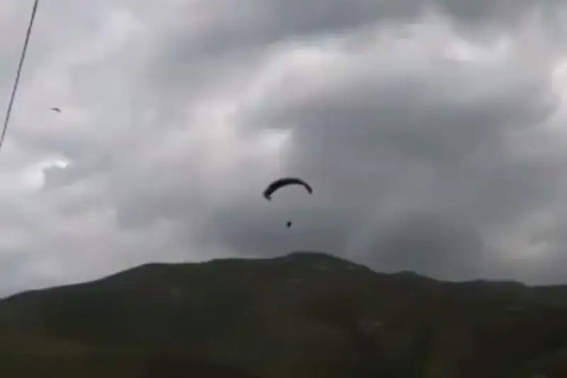 Almaty oblysynda paraplan baǵanaǵa soǵylyp, eki adam aýrýhanaǵa tústi