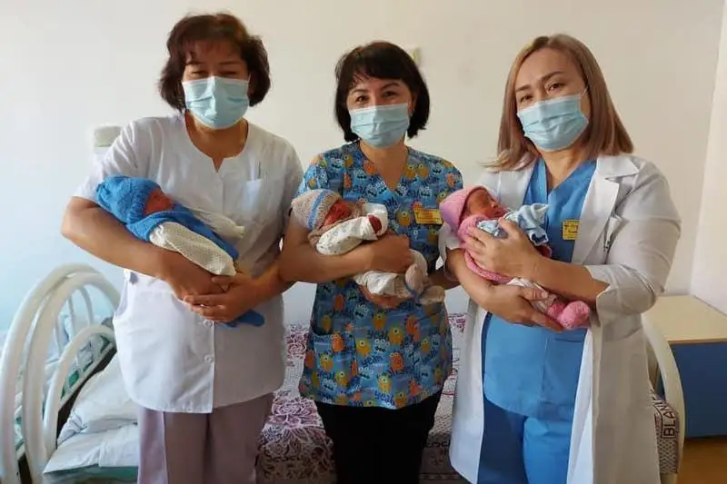 Молодая женщина родила тройню в Туркестане