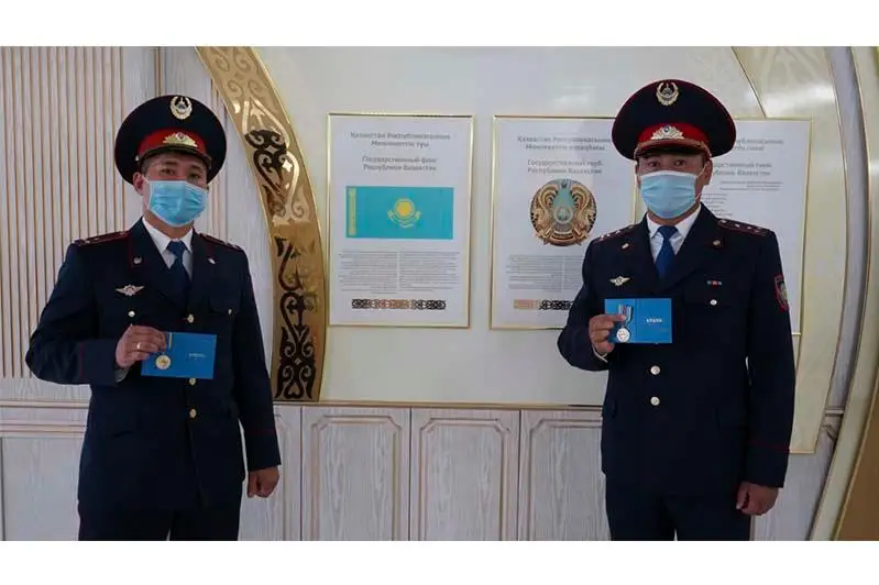 Полицейские награждены медалями за спасение беременной женщины в Рудном