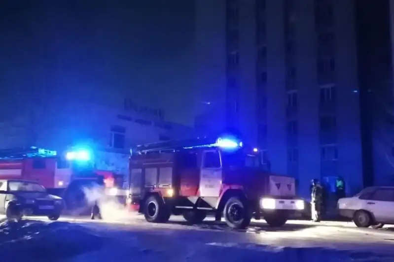 Спасатели Семея помогли пострадавшим при ДТП и эвакуировали людей из пожара