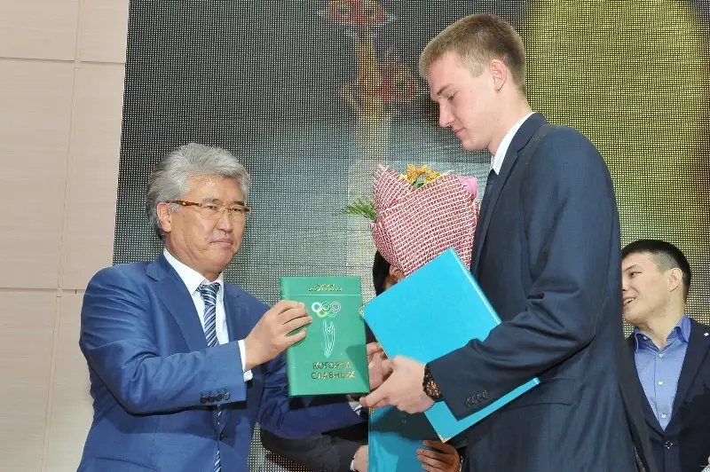 спортсменов 