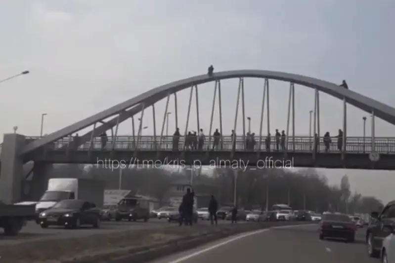 Er adam Almatyda kópirden sekirýge árekettengen