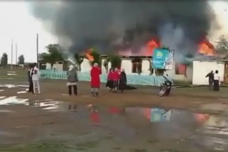 Кровля сельского клуба загорелась в Актюбинской области
